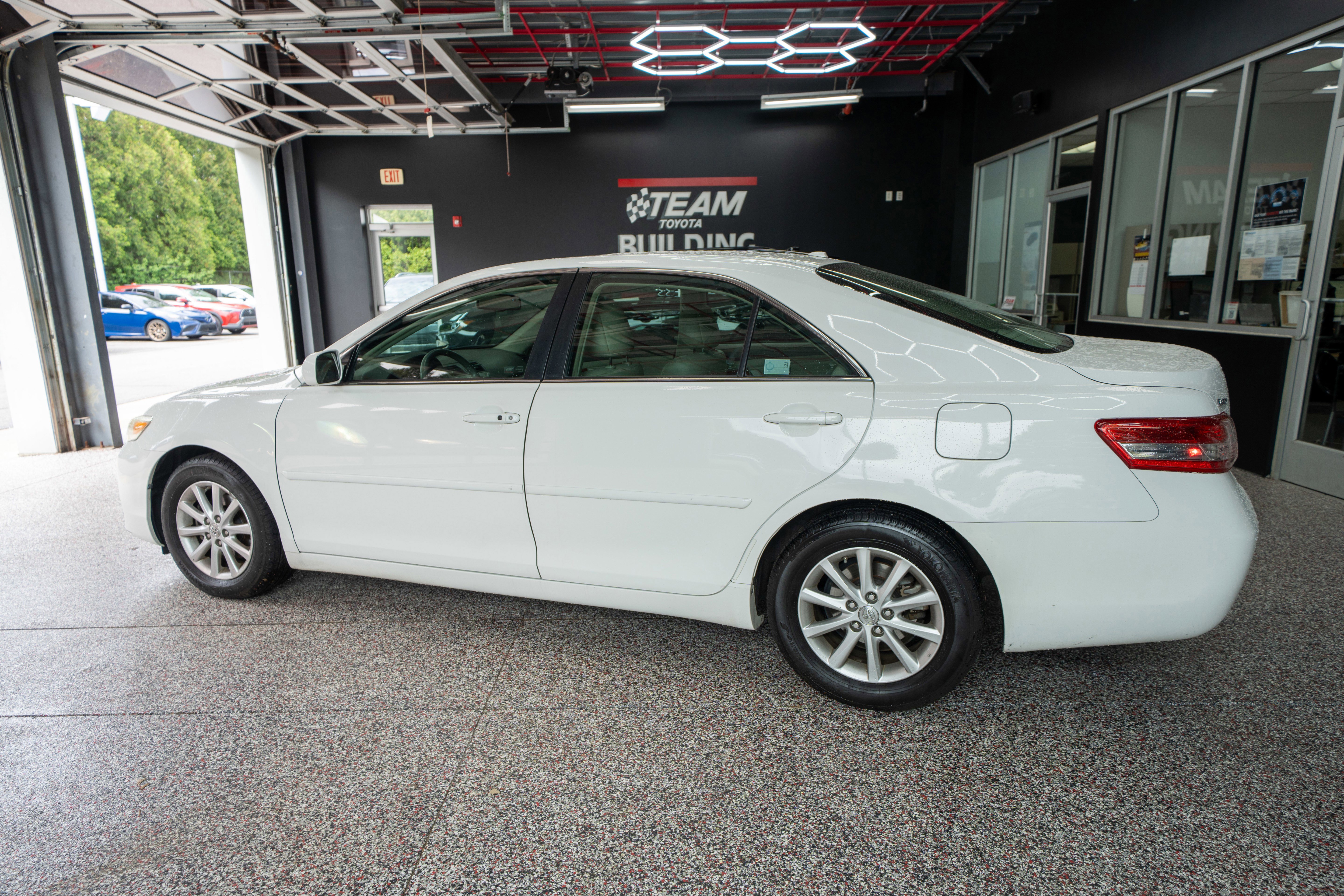 Used 2011 Toyota Camry XLE w/ XLE Extra-Value Pkg #2 FWD image 2