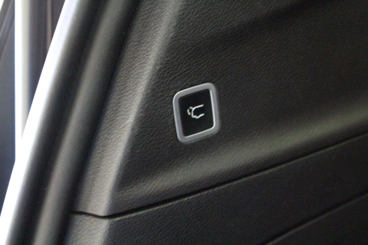 Used 2018 Chrysler Pacifica Limited w/ Tire & Wheel Group FWD image 34