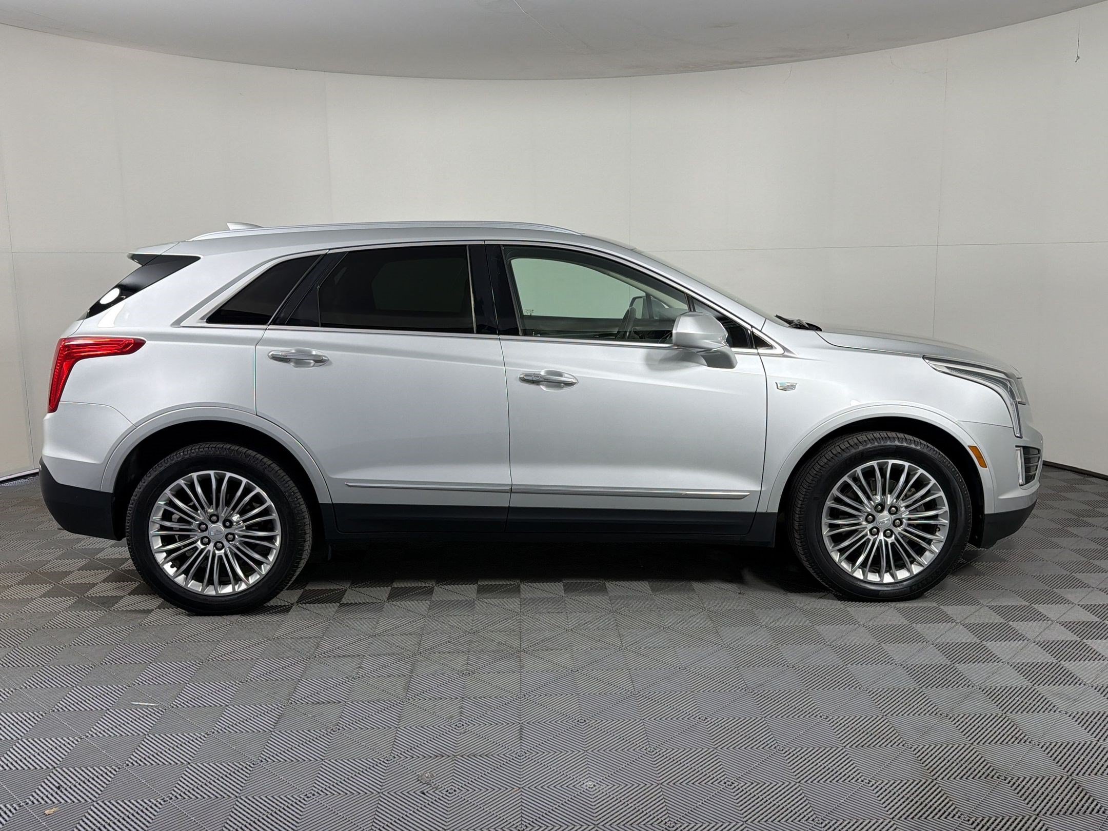 Used 2018 Cadillac XT5 Luxury w/ Driver Awareness Package FWD image 8