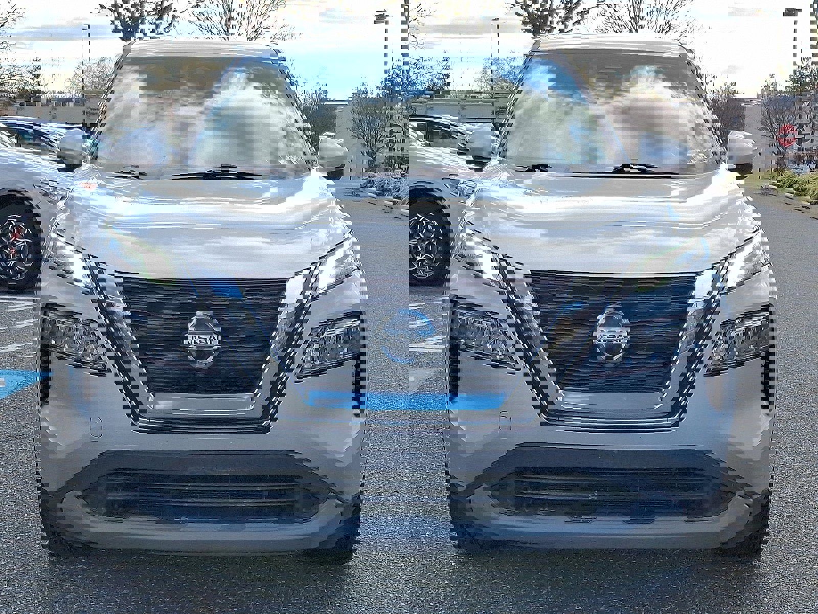 Used 2021 Nissan Rogue SV image 2