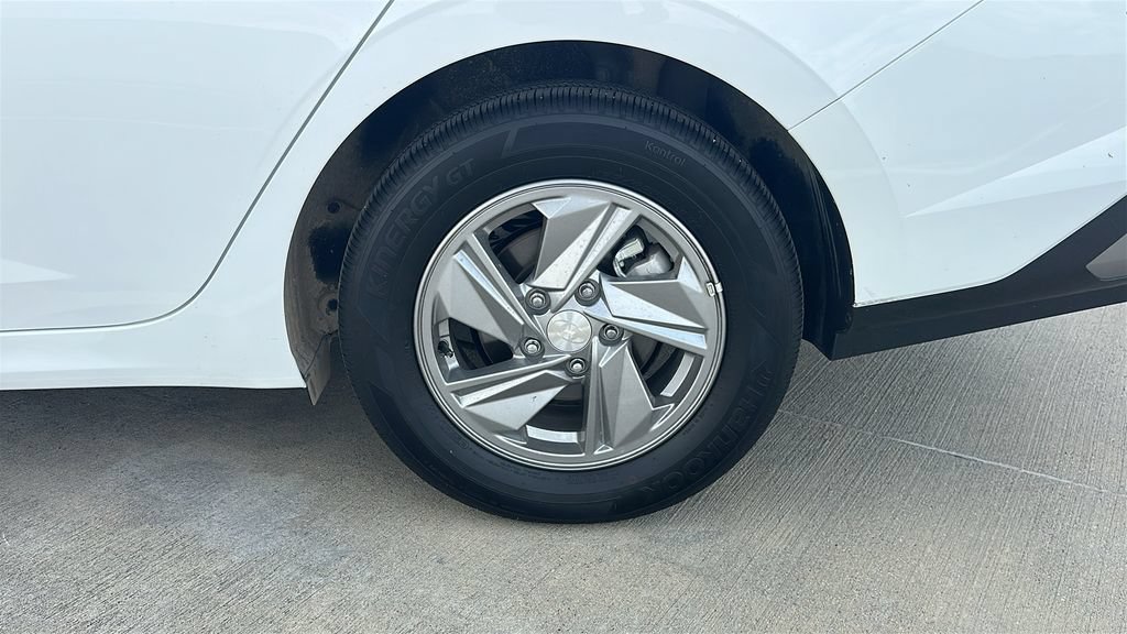 Used 2026 Hyundai Elantra SE FWD image 17