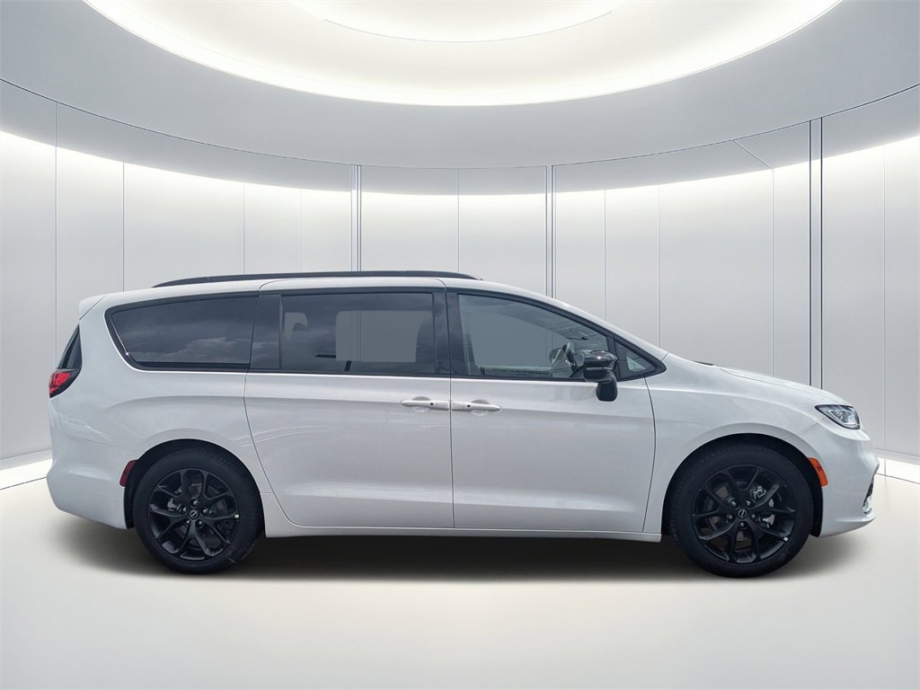 New 2026 Chrysler Pacifica Limited w/ S Appearance Package image 3