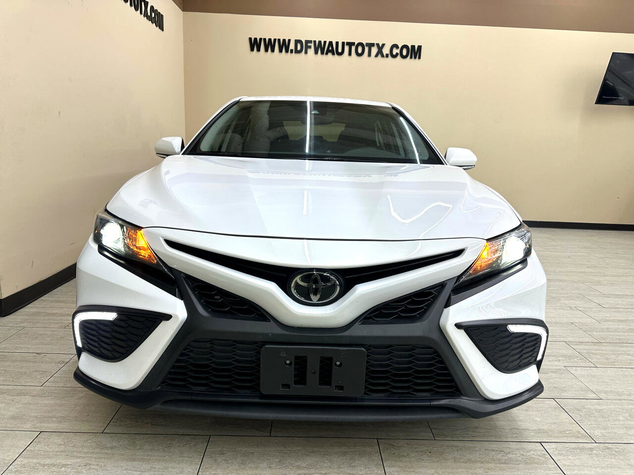 Used 2023 Toyota Camry SE image 3