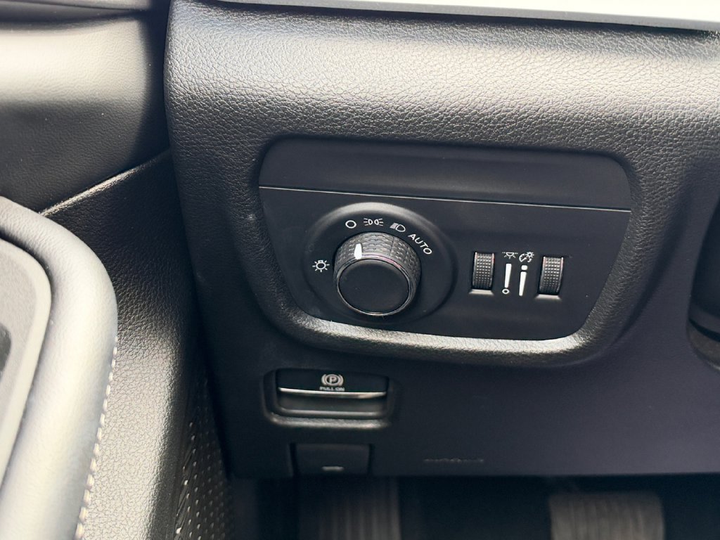 Used 2025 Jeep Grand Cherokee L Laredo RWD image 24