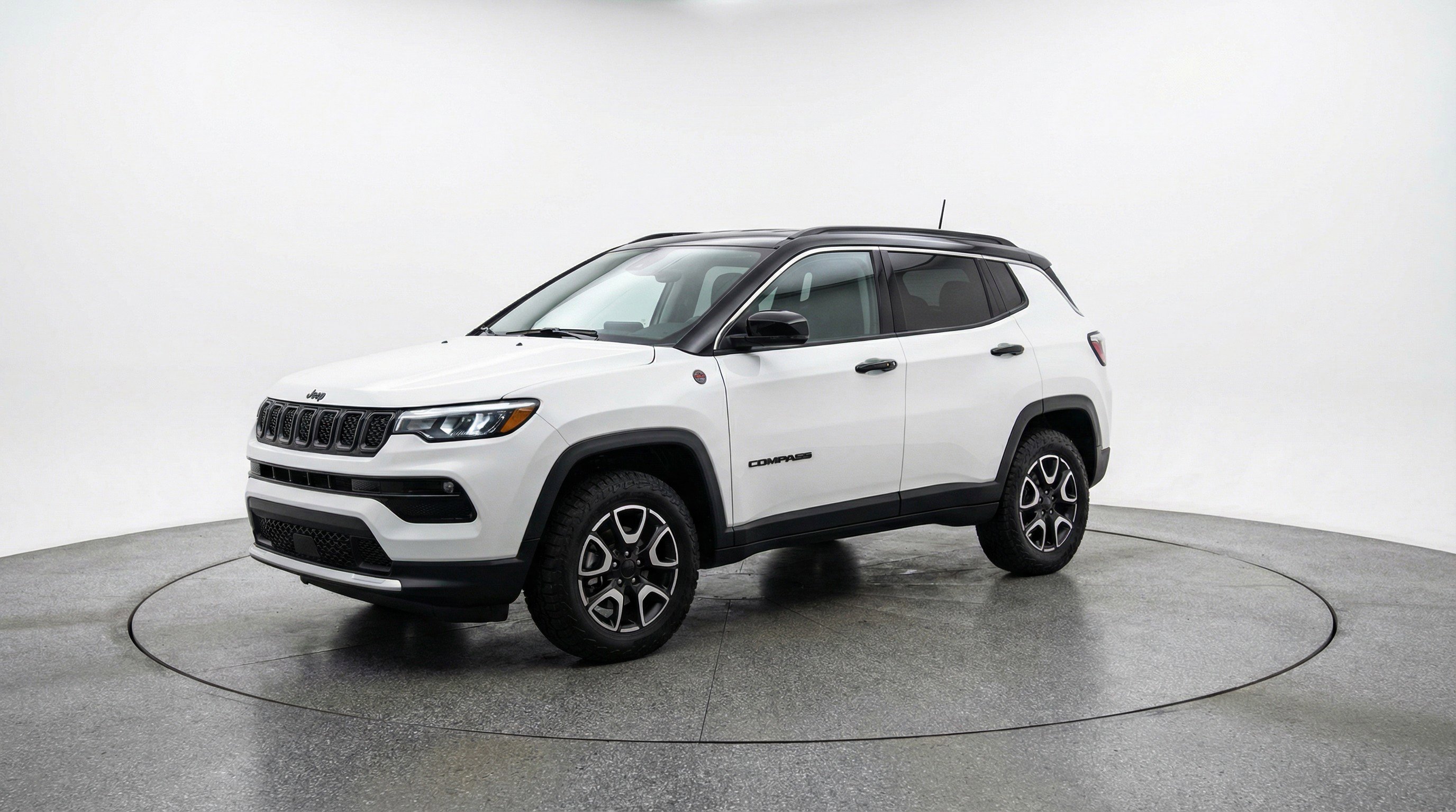 Used 2025 Jeep Compass Trailhawk AWD/4WD image 3