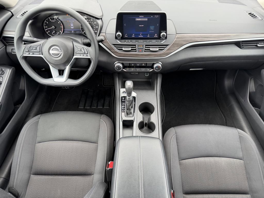 Used 2025 Nissan Altima 2.5 SV FWD image 12