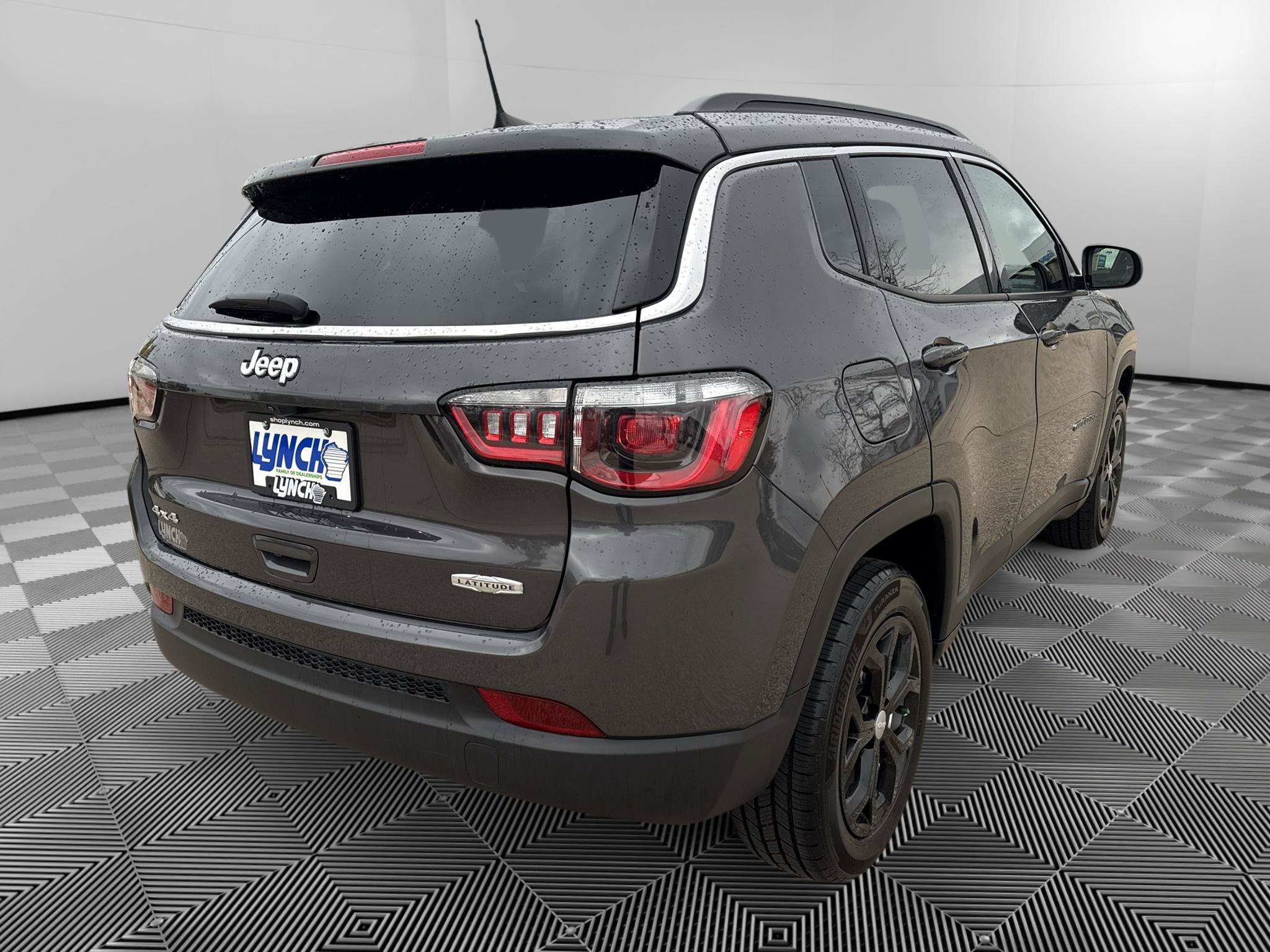 Used 2024 Jeep Compass Latitude w/ Convenience Group AWD/4WD image 3