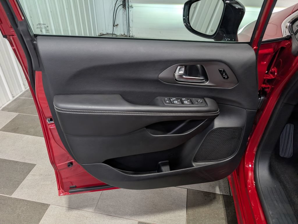 Used 2027 Chrysler Pacifica Select FWD image 13