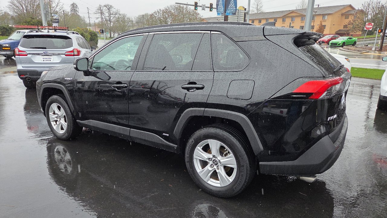 Used 2021 Toyota RAV4 LE image 13