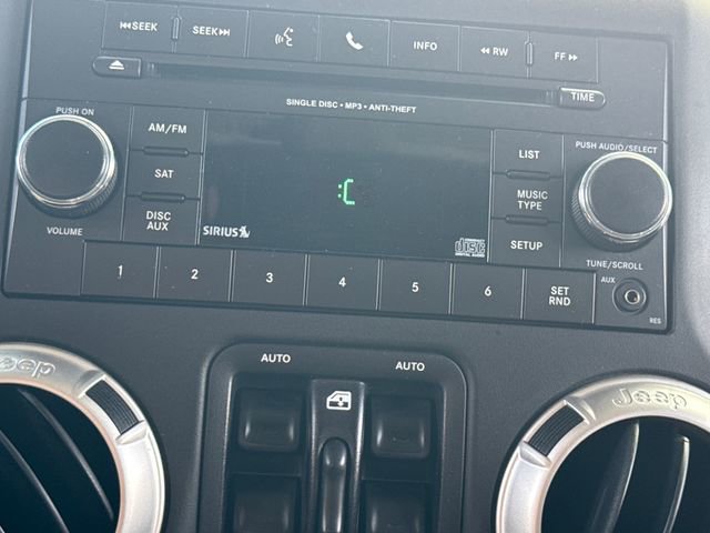 Used 2016 Jeep Wrangler Unlimited Rubicon w/ Connectivity Group image 26