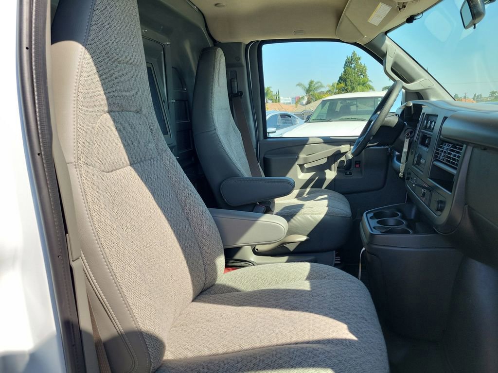 New 2026 Chevrolet Express 2500 Extended w/ Communications Package RWD image 15
