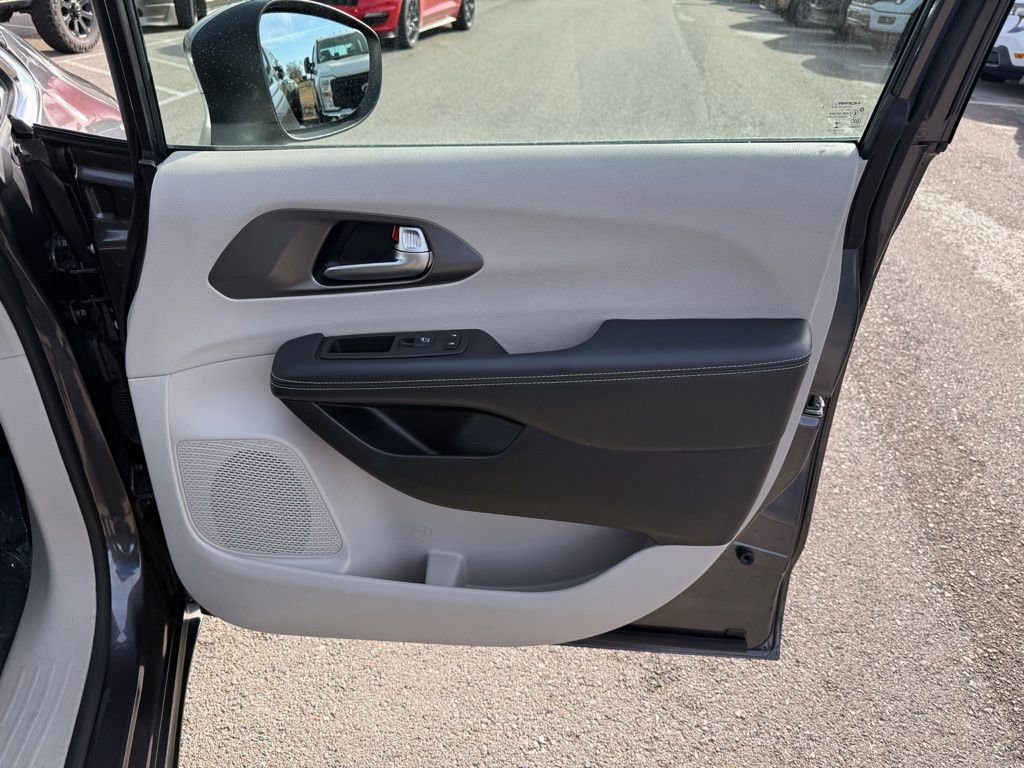 Used 2023 Chrysler Pacifica Touring-L image 18