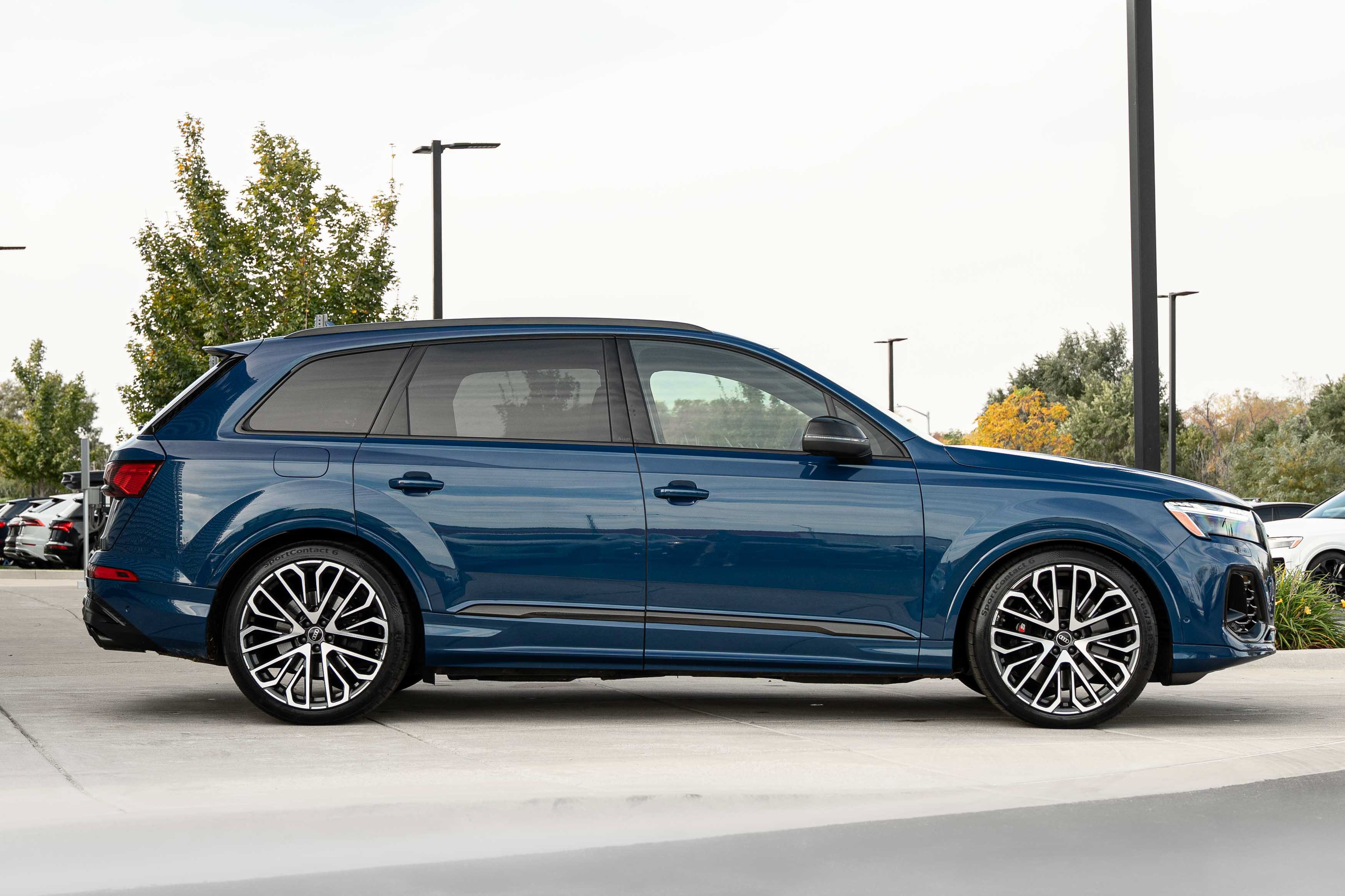 Certified 2025 Audi SQ7 Prestige AWD/4WD image 3