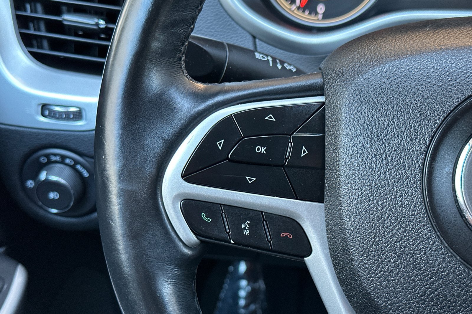 Used 2018 Jeep Cherokee Latitude Plus w/ Comfort/Convenience Group AWD/4WD image 31