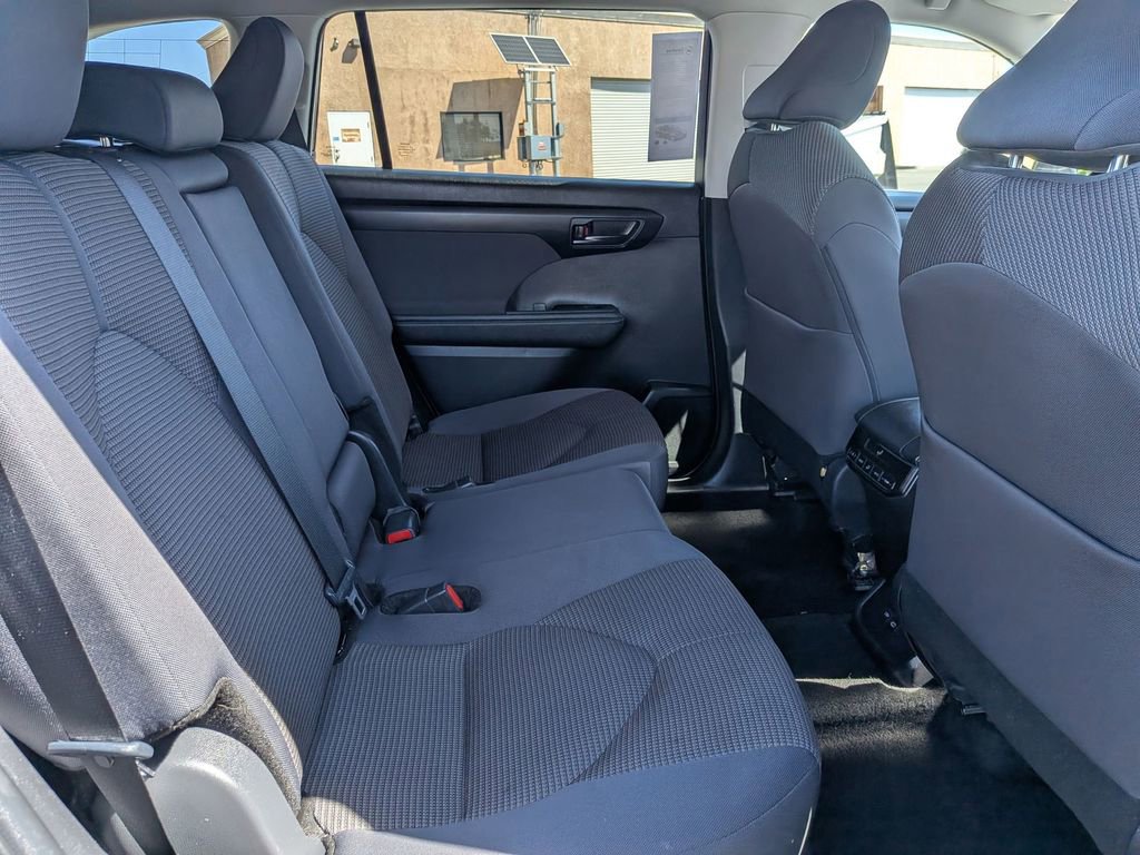 Used 2024 Toyota Highlander LE image 30