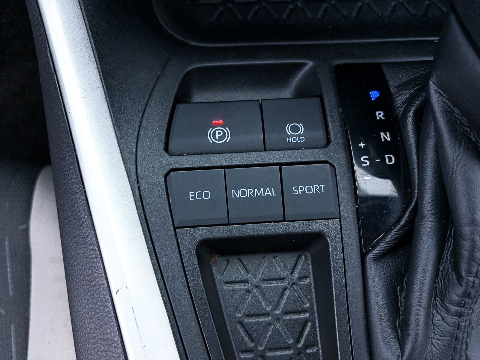 Used 2020 Toyota RAV4 XLE w/ Convenience Package image 21