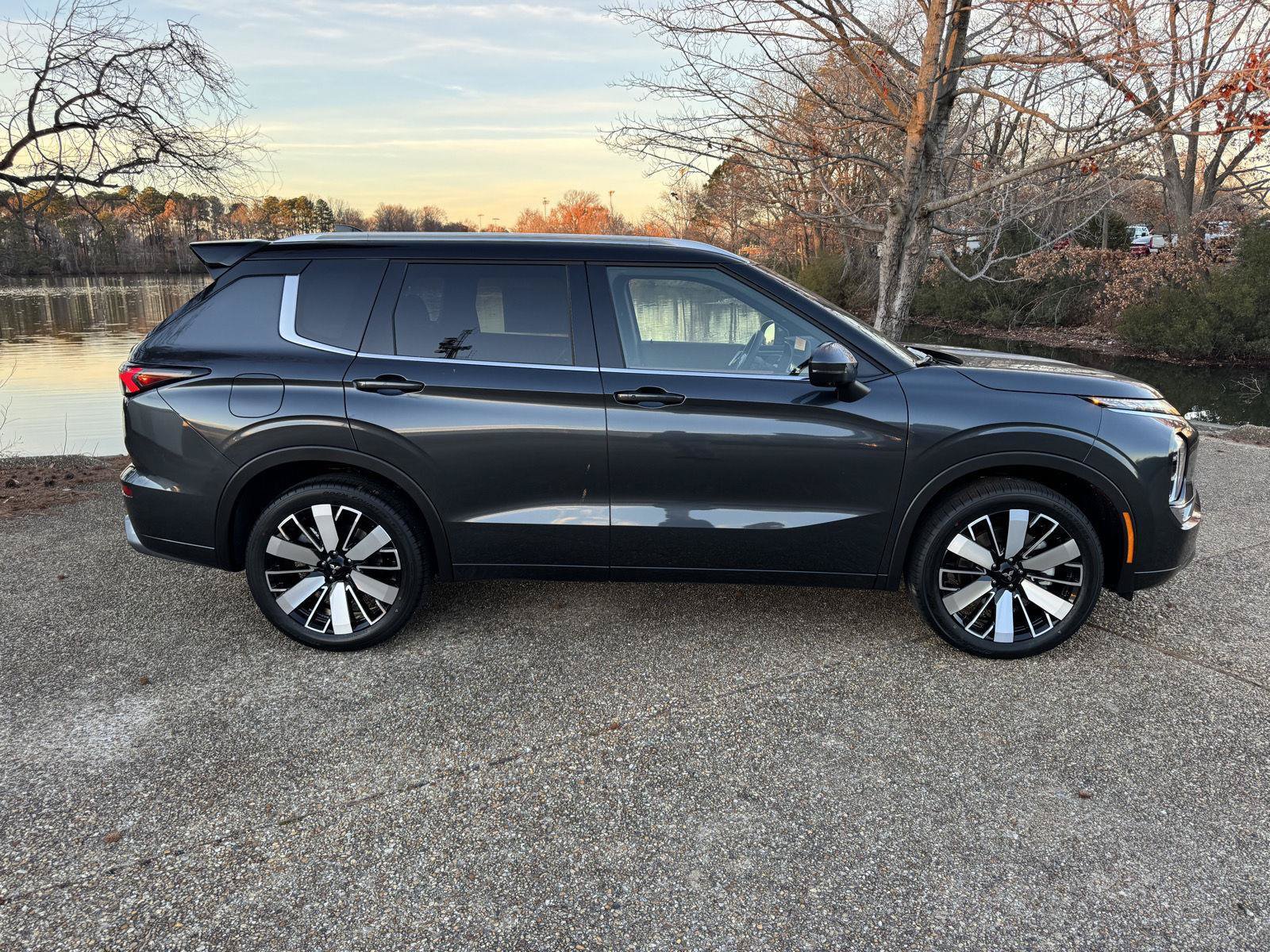 New 2026 Mitsubishi Outlander SEL FWD image 3