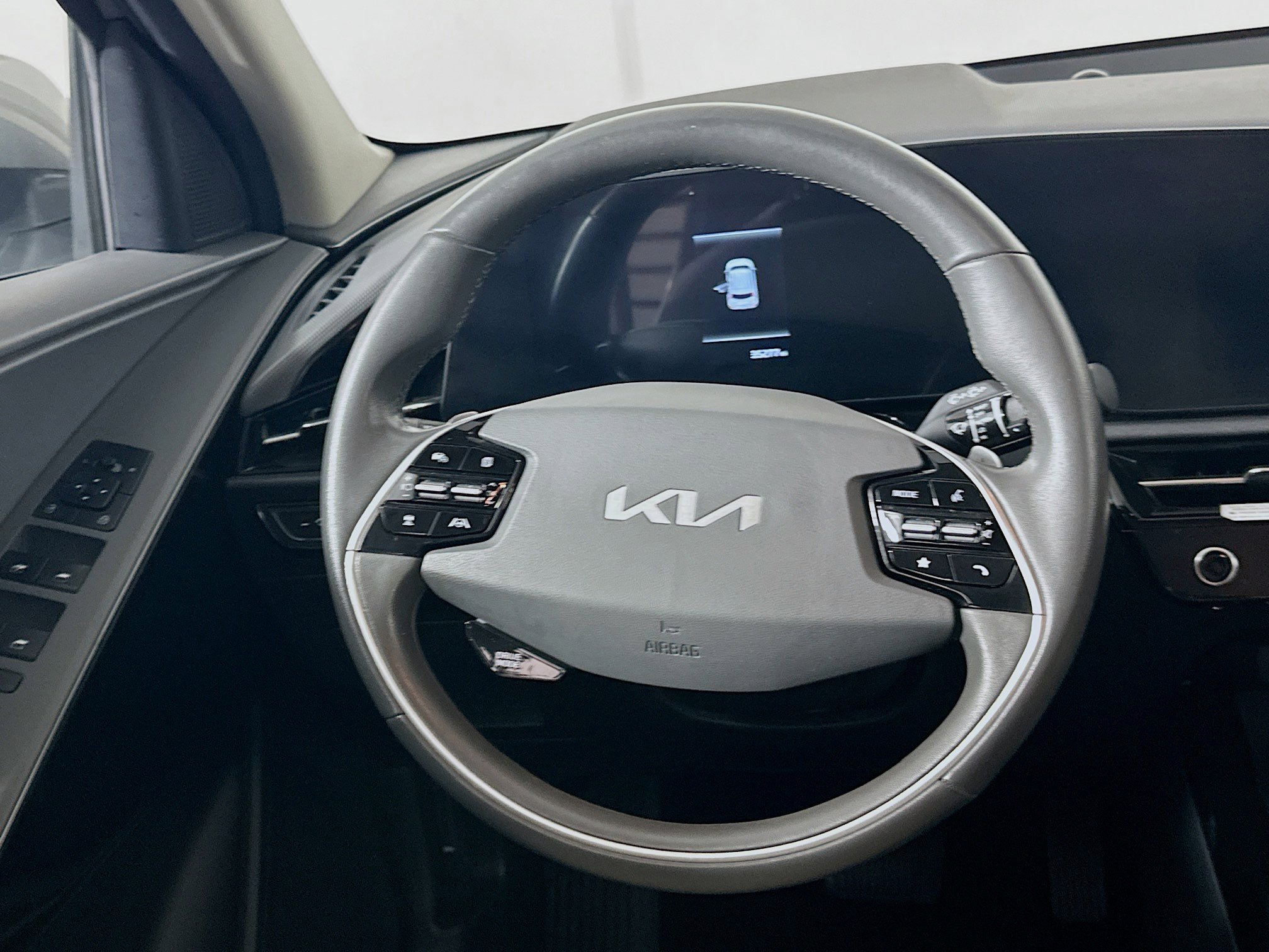 Used 2023 Kia Niro EX image 18