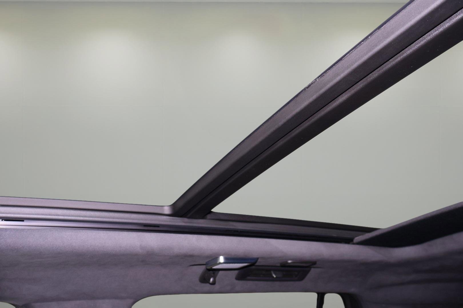 Used 2025 Cadillac Escalade V w/ LPO, ONYX Package image 25