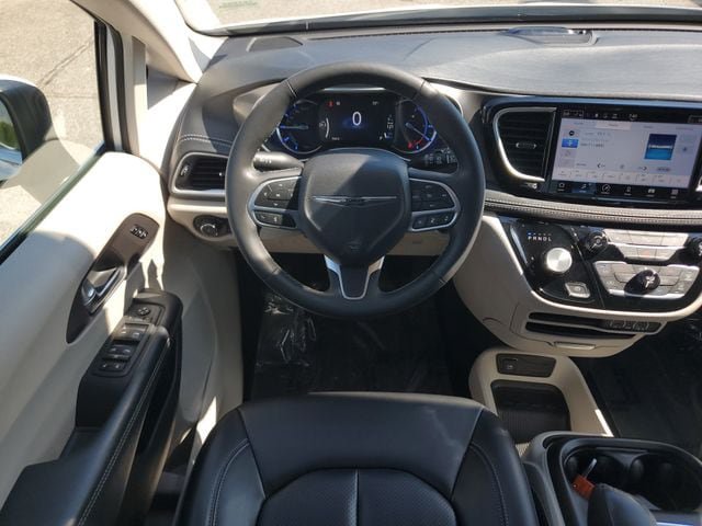 Used 2023 Chrysler Pacifica Touring-L FWD image 16