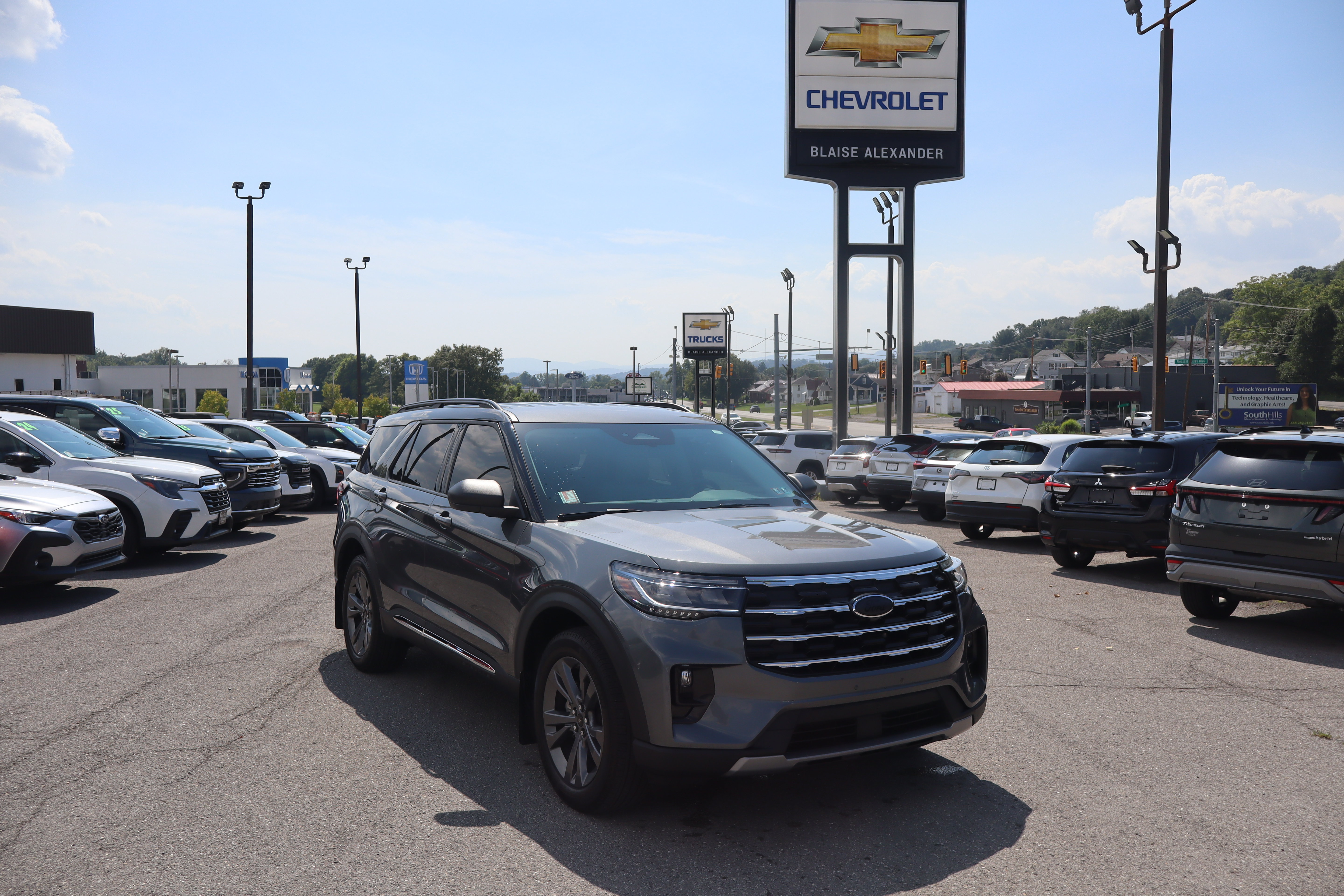 Used 2025 Ford Explorer Active w/ Active Comfort Package AWD/4WD image 1