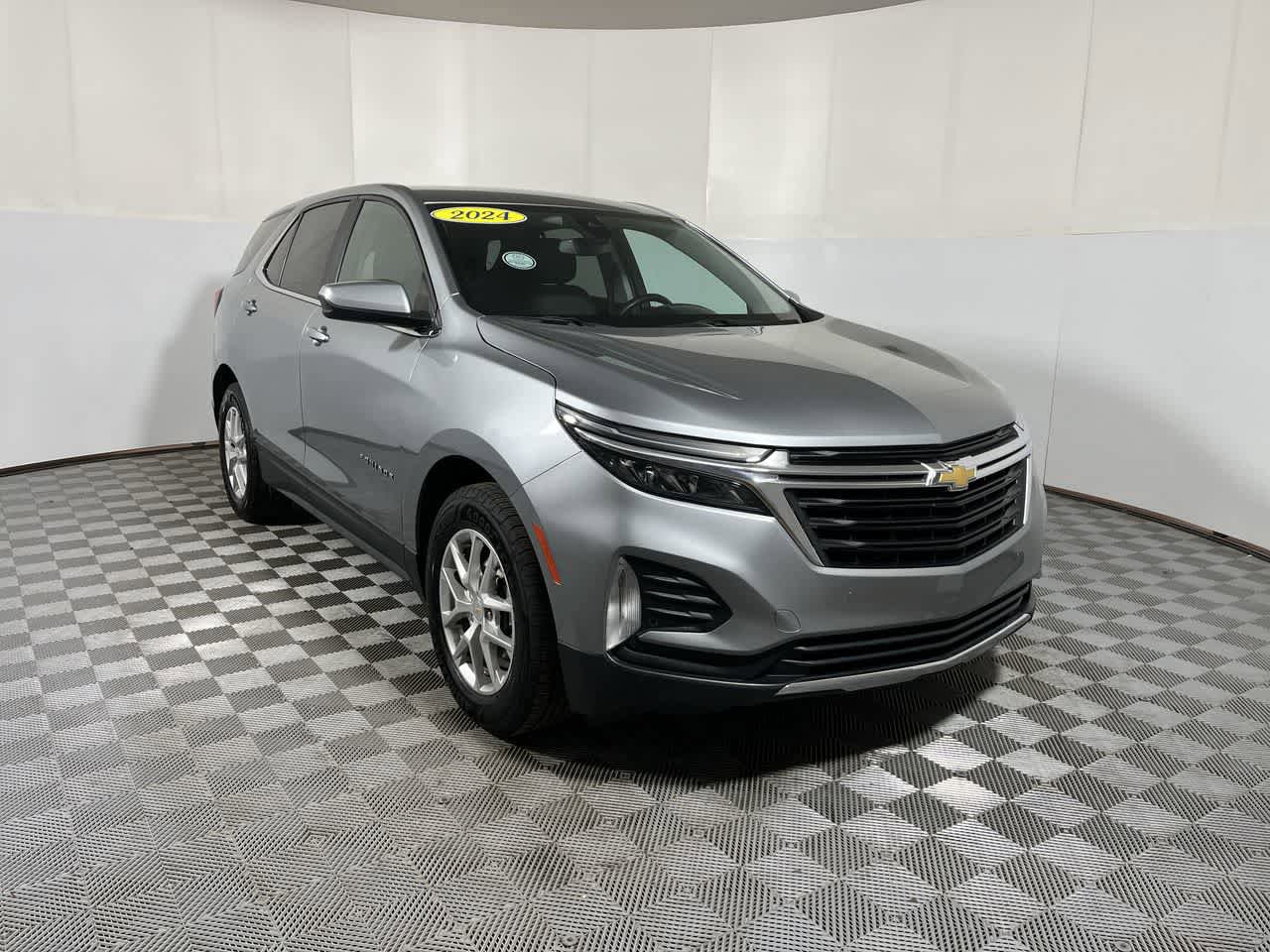 Used 2024 Chevrolet Equinox LT w/ Driver Convenience Package FWD image 2