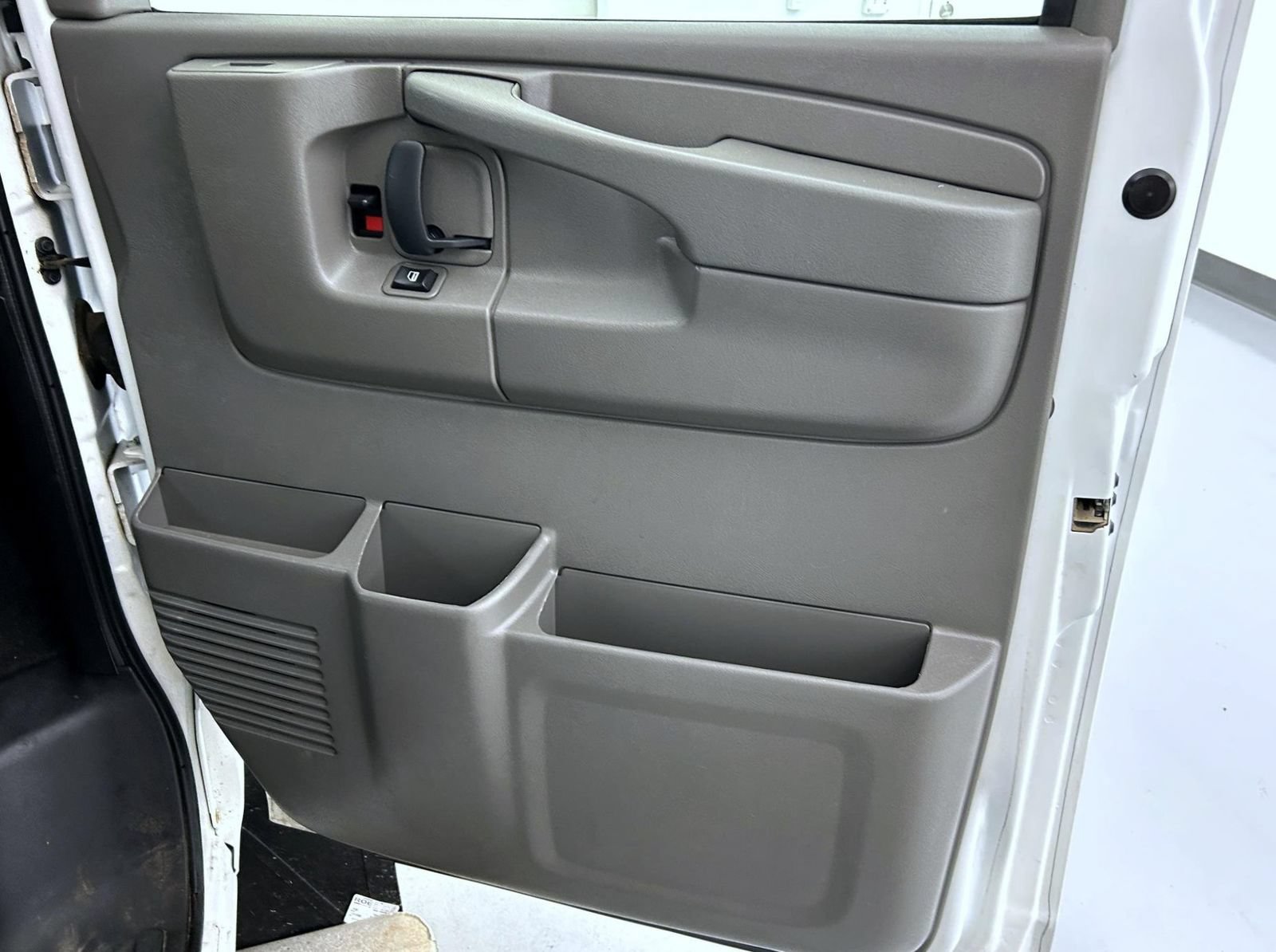 Used 2015 Chevrolet Express 3500 LT w/ LT Preferred Equipment Group RWD image 16