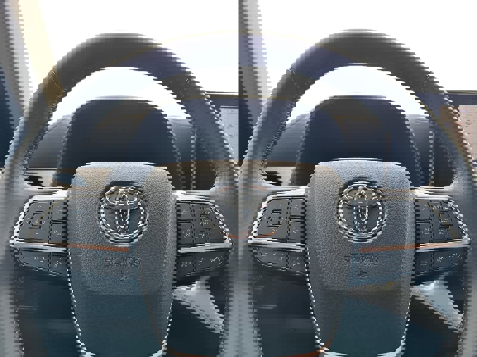 Used 2025 Toyota Highlander LE image 18