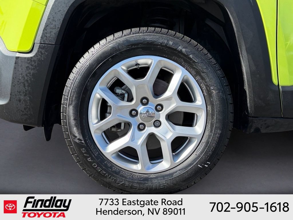 Used 2018 Jeep Renegade Latitude AWD/4WD image 12