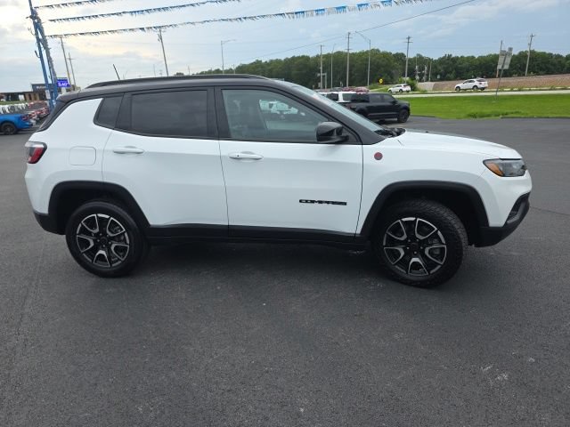 Used 2025 Jeep Compass Trailhawk AWD/4WD image 4
