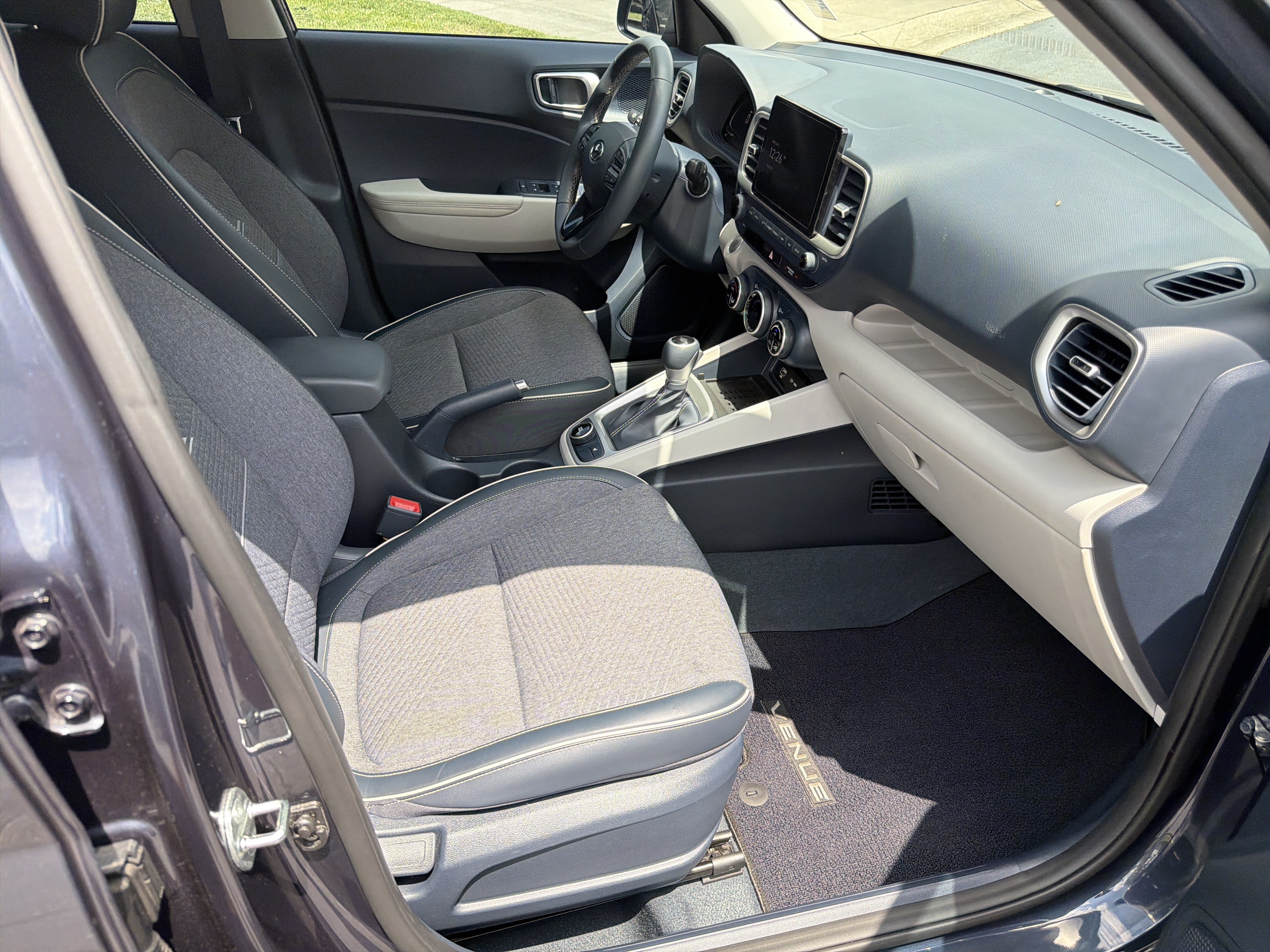 Used 2023 Hyundai Venue Limited FWD image 13
