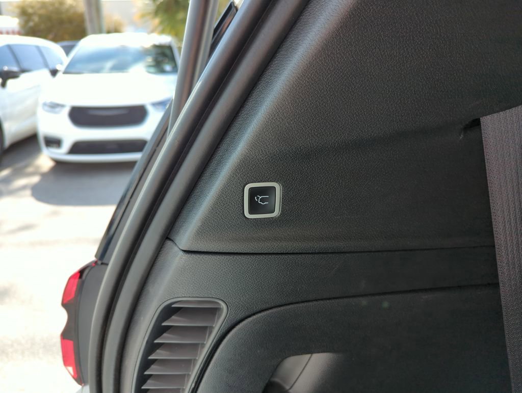 Used 2025 Chrysler Pacifica Limited image 30