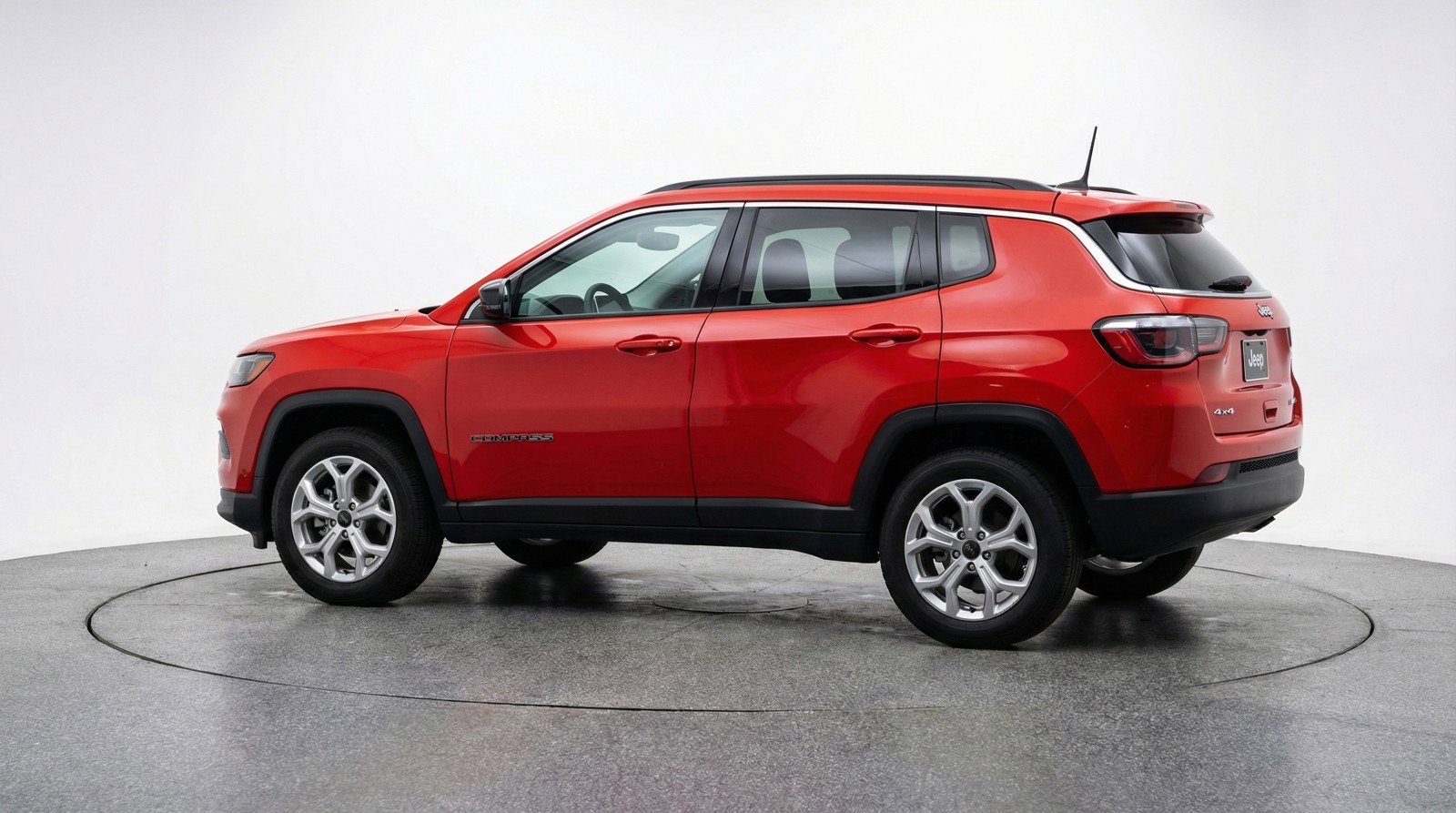 Used 2025 Jeep Compass Latitude image 3