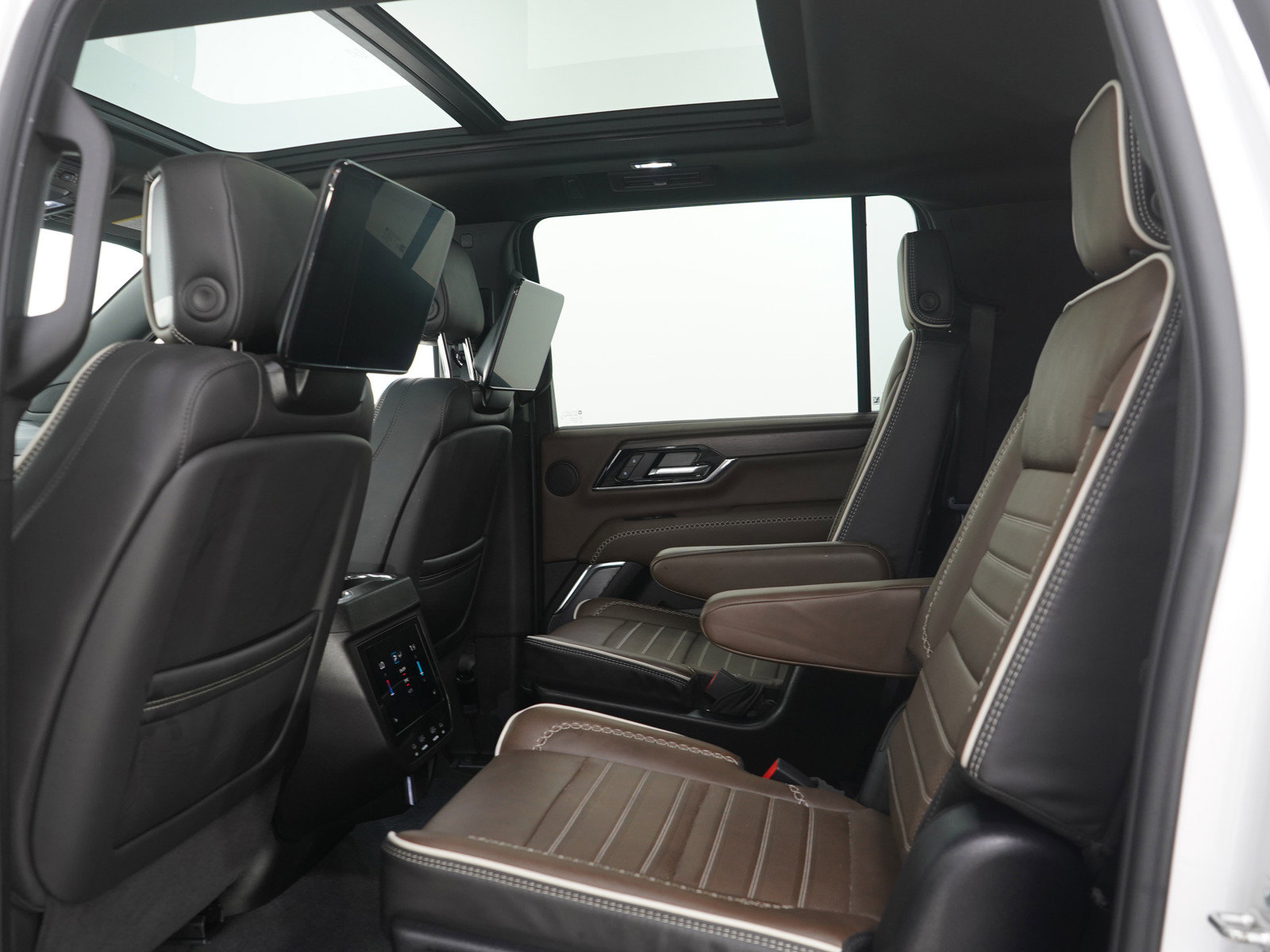 Used 2025 GMC Yukon XL Denali Ultimate AWD/4WD image 17