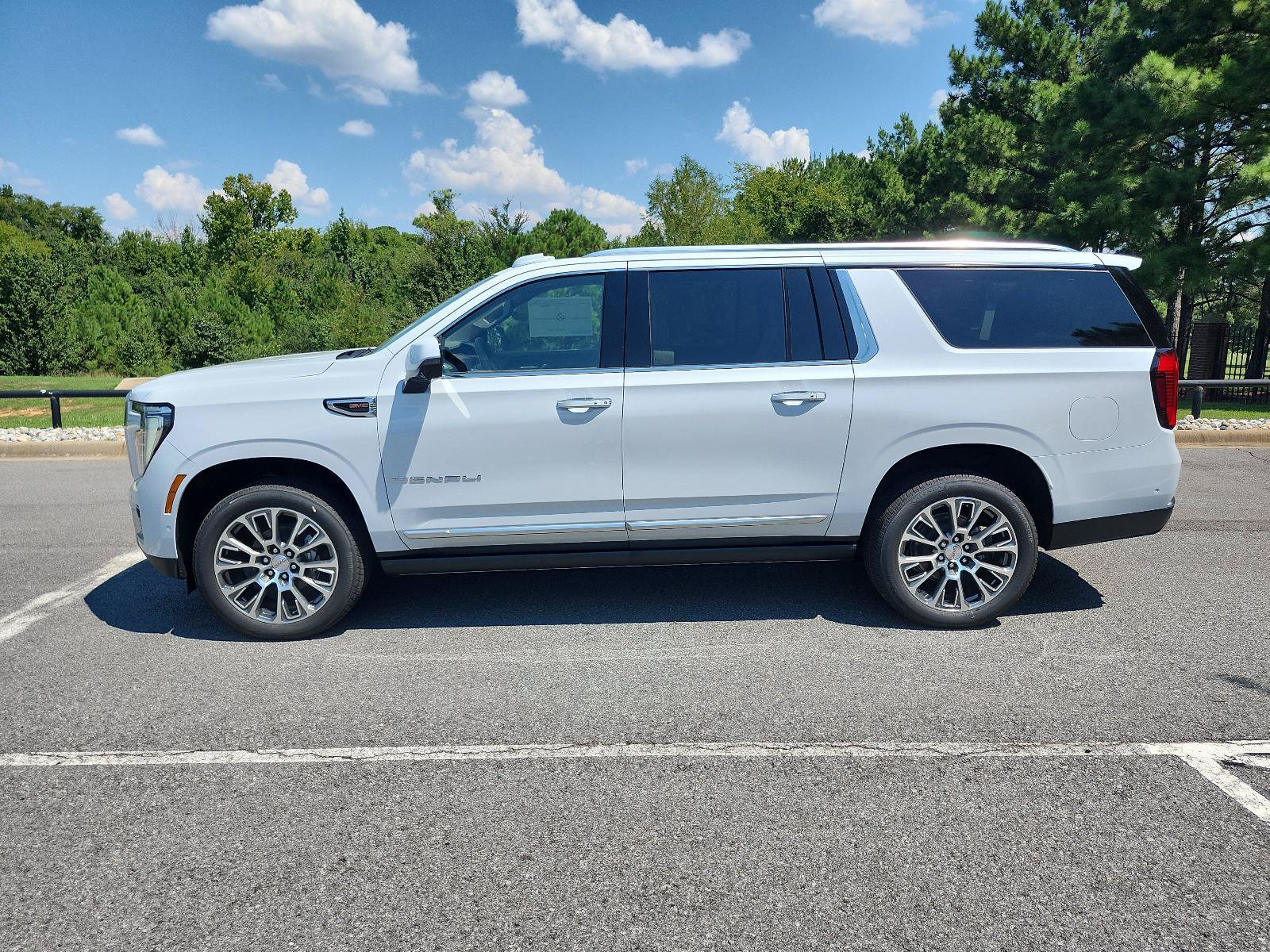 New 2026 GMC Yukon XL Denali w/ Sun & Power Step Package AWD/4WD image 2