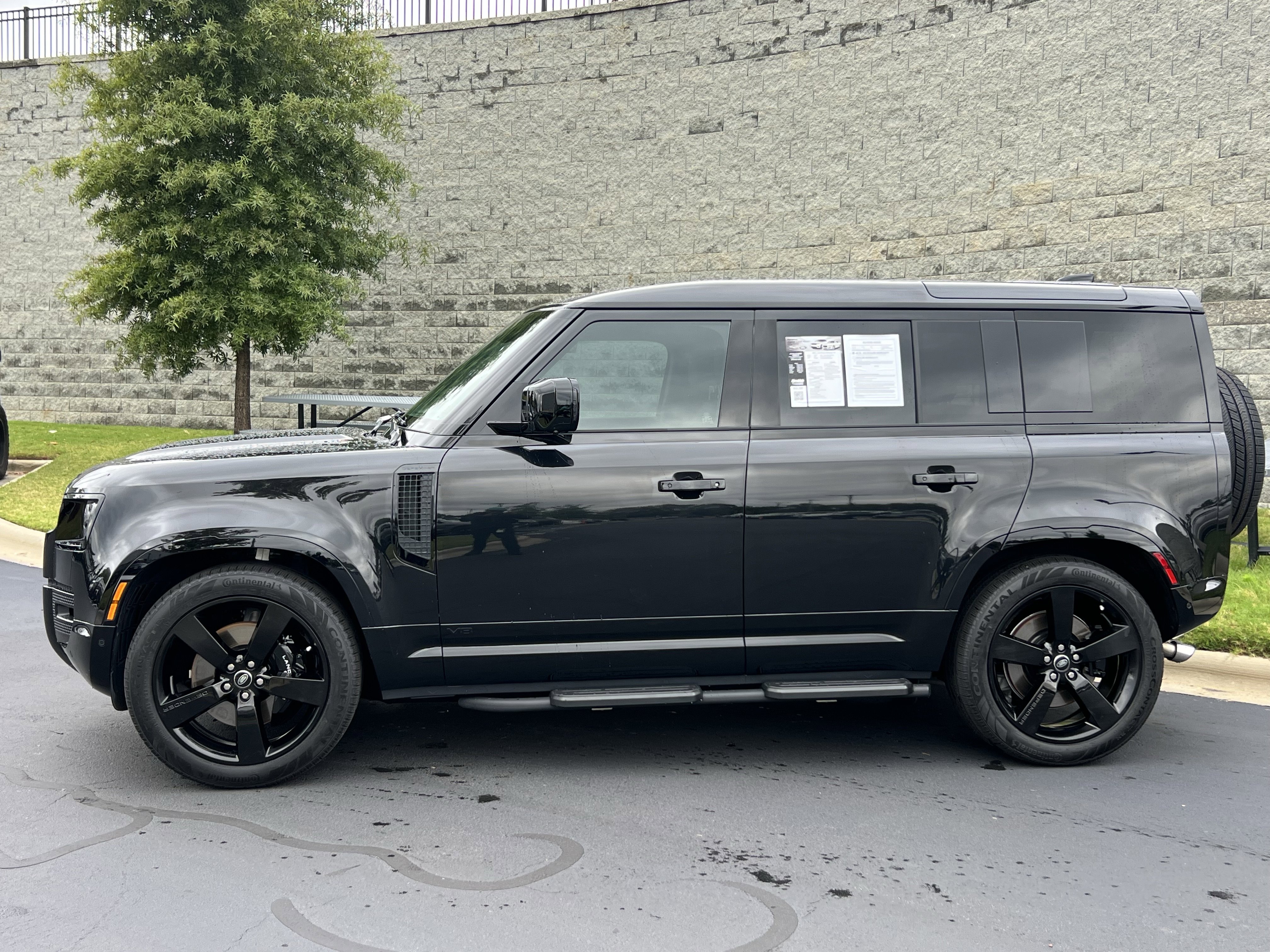 Used 2025 Land Rover Defender 110 V8 image 4