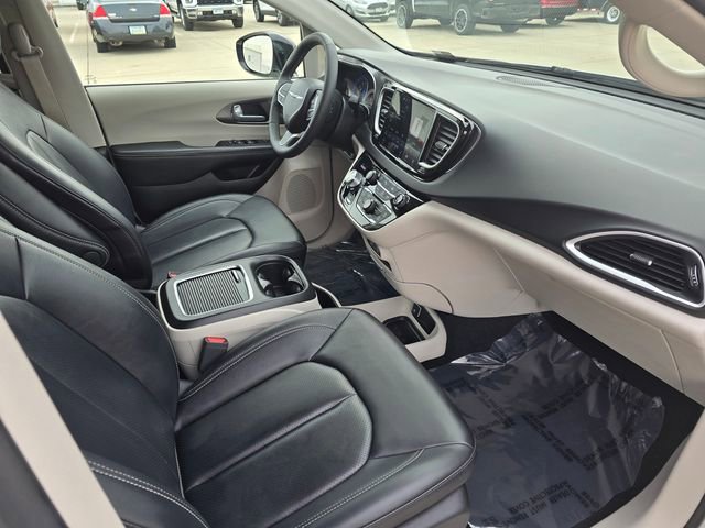 Used 2024 Chrysler Pacifica Touring-L image 17