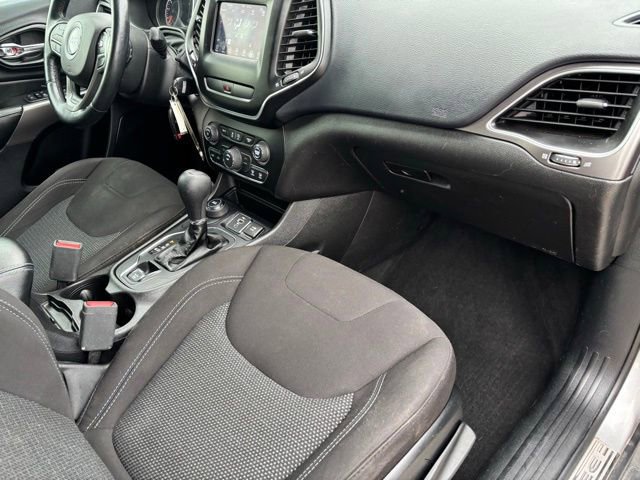 Used 2019 Jeep Cherokee Latitude w/ Cold Weather Group AWD/4WD image 24