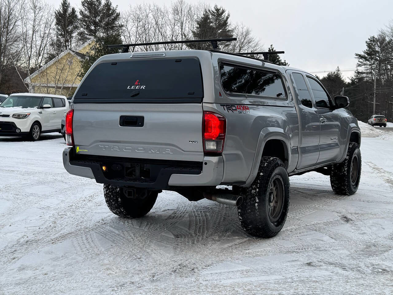 Used 2018 Toyota Tacoma TRD Sport w/ Technology Package image 4