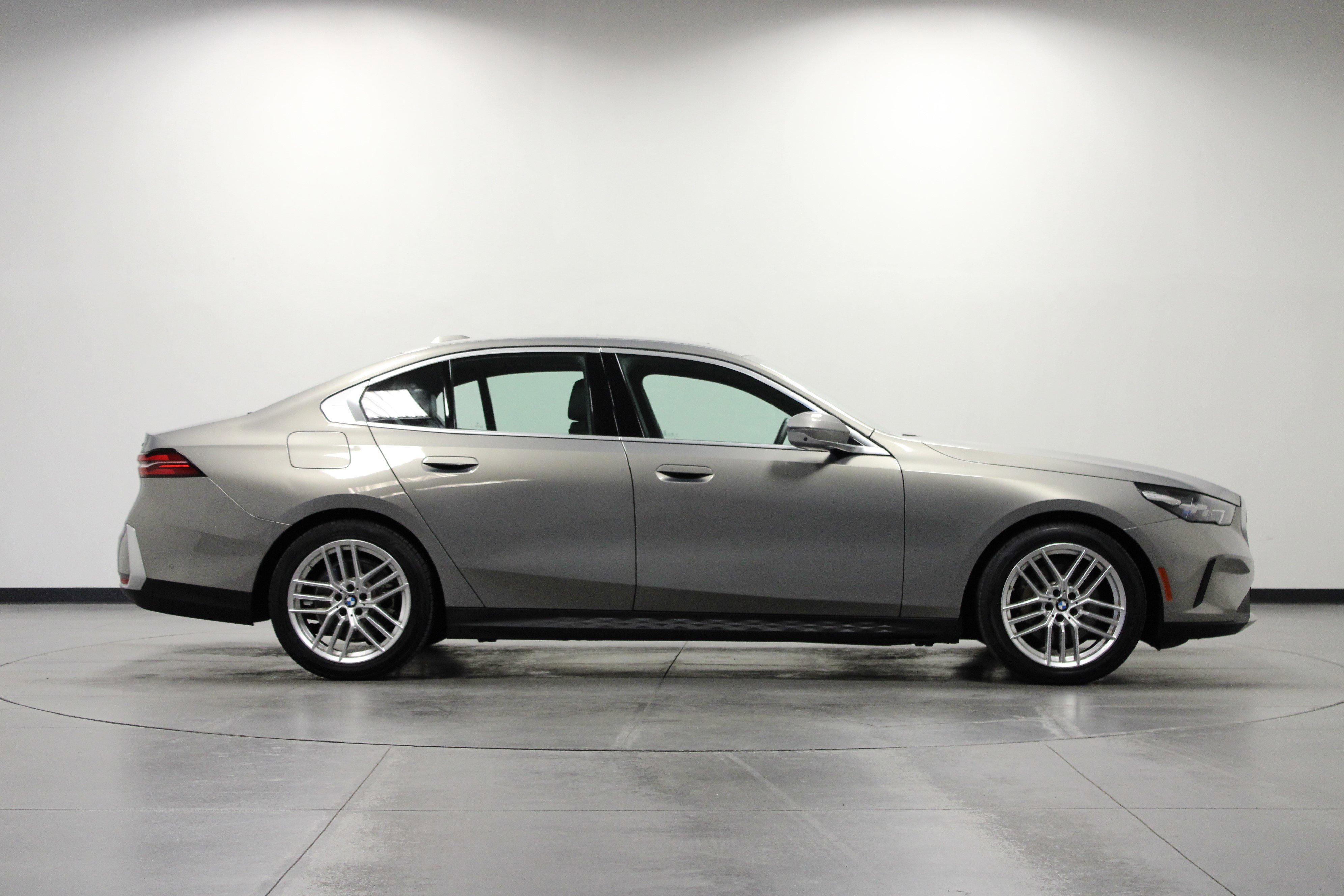 Used 2024 BMW 530i xDrive image 3