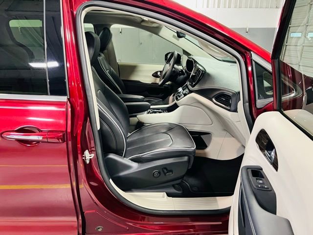Used 2023 Chrysler Pacifica Limited image 33