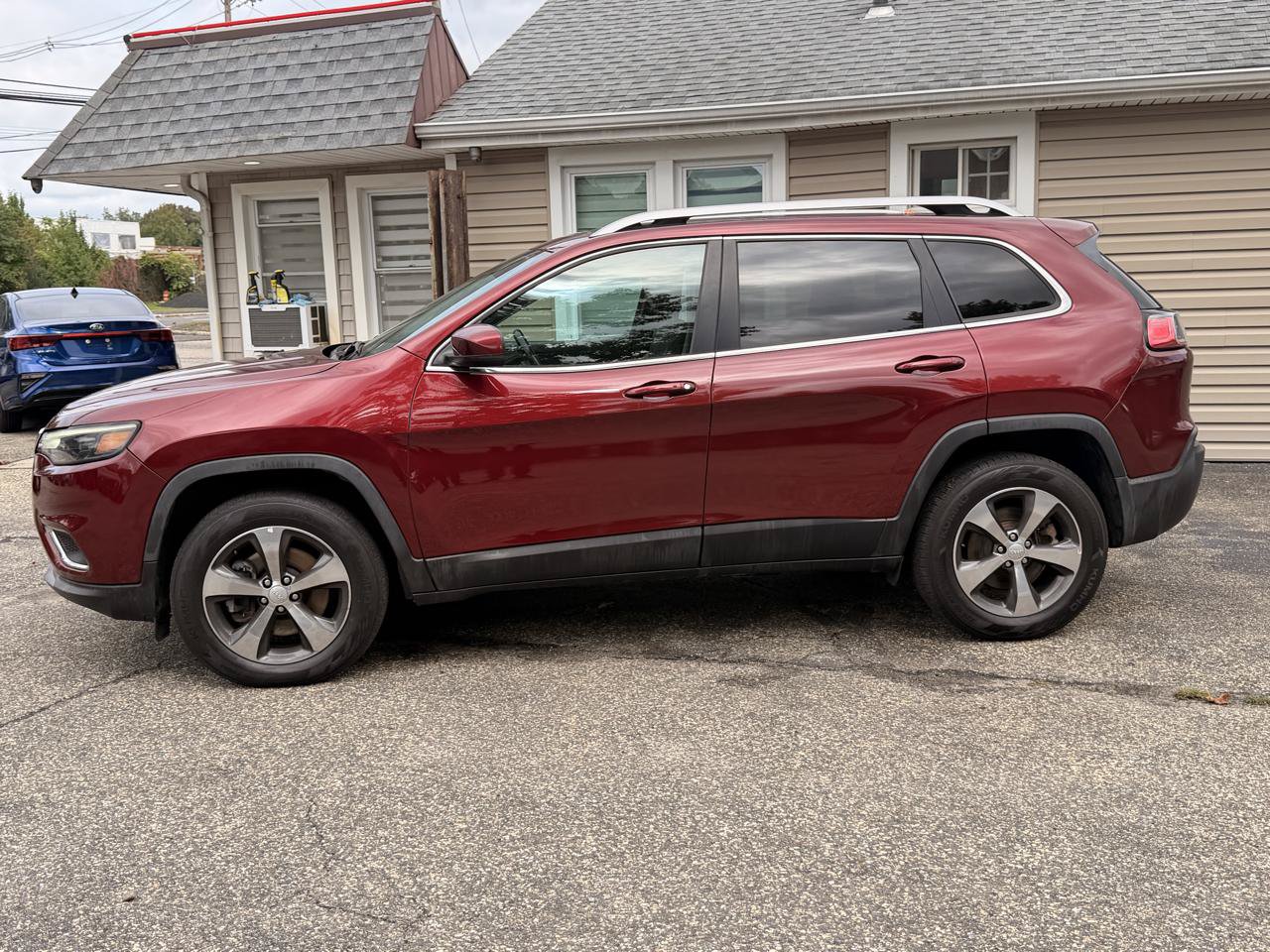 Used 2019 Jeep Cherokee Limited AWD/4WD image 3
