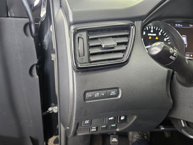 Used 2018 Nissan Rogue SV AWD/4WD image 29