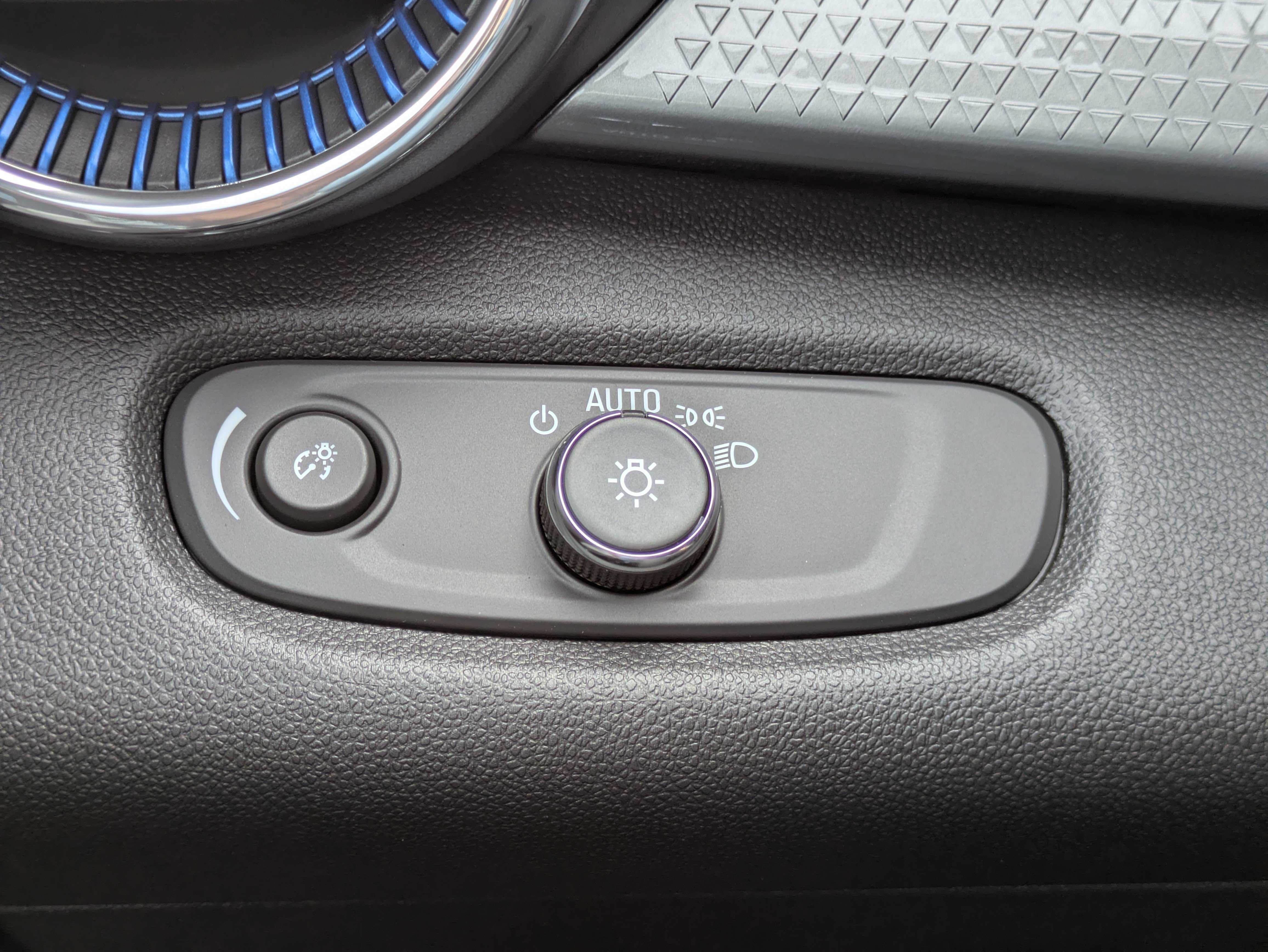 New 2025 Chevrolet Trax LT w/ Driver Confidence Package image 14