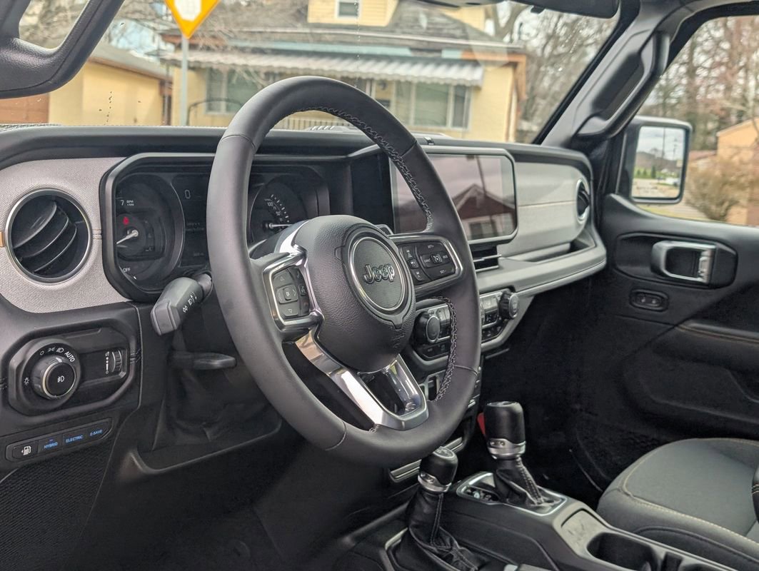 Used 2025 Jeep Wrangler Unlimited Sahara w/ Safety Group image 19