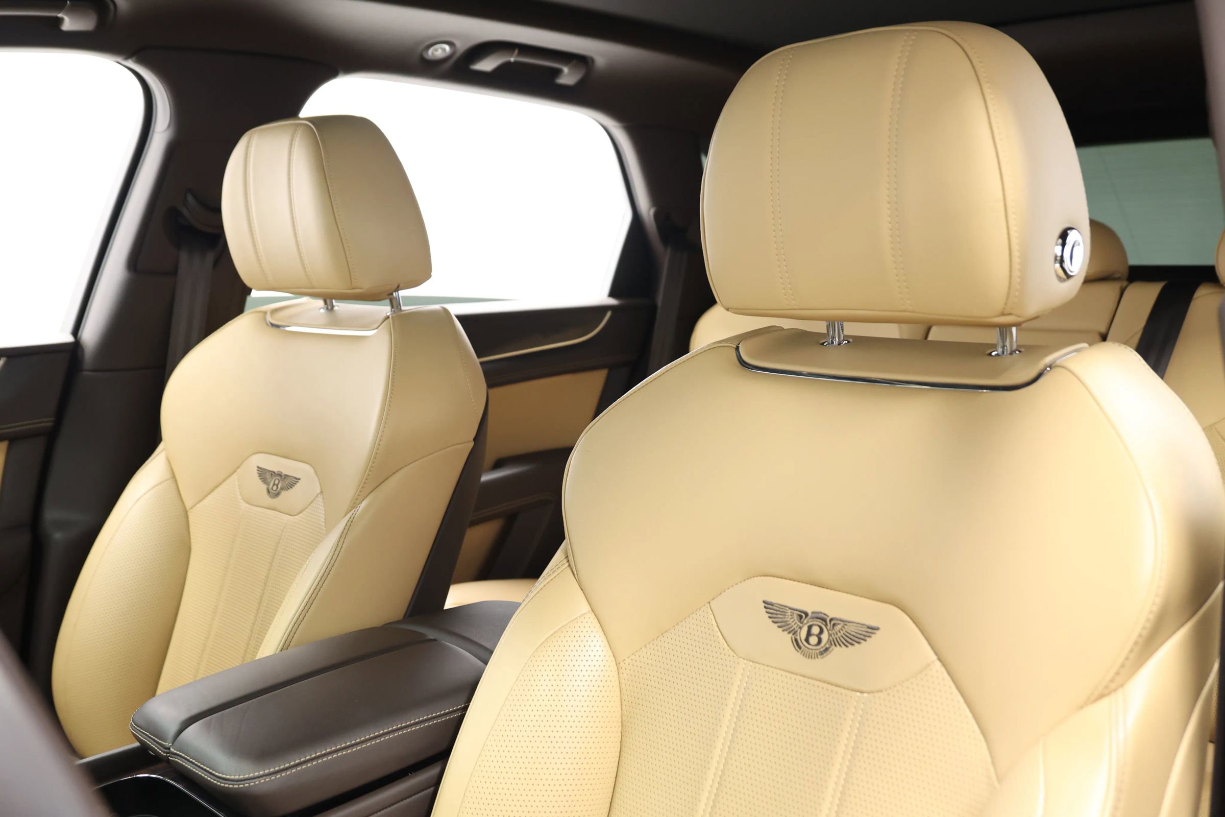 Used 2021 Bentley Bentayga AWD/4WD image 18