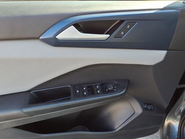 Used 2022 Volkswagen Taos SE w/ Panoramic Sunroof Package image 8