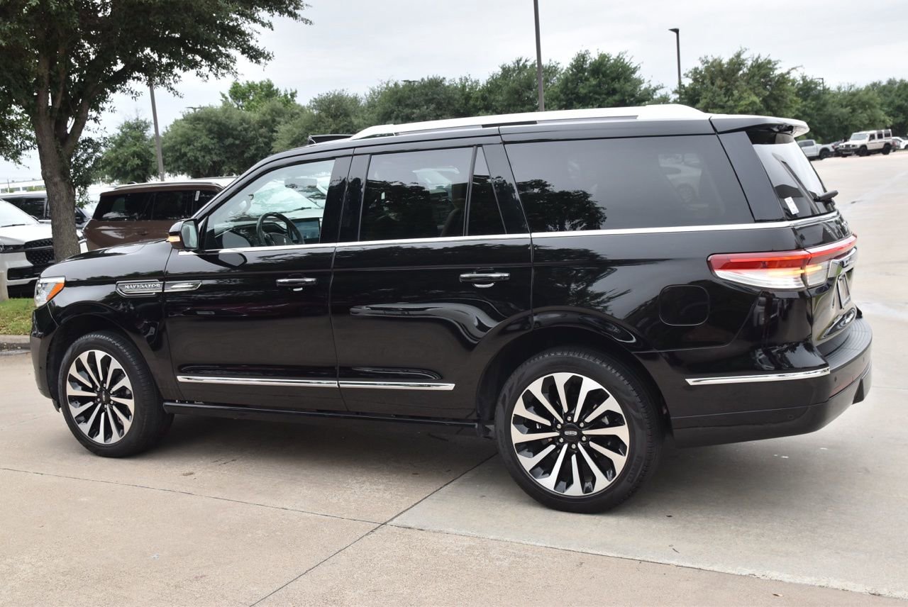 Certified 2023 Lincoln Navigator Reserve AWD/4WD image 11