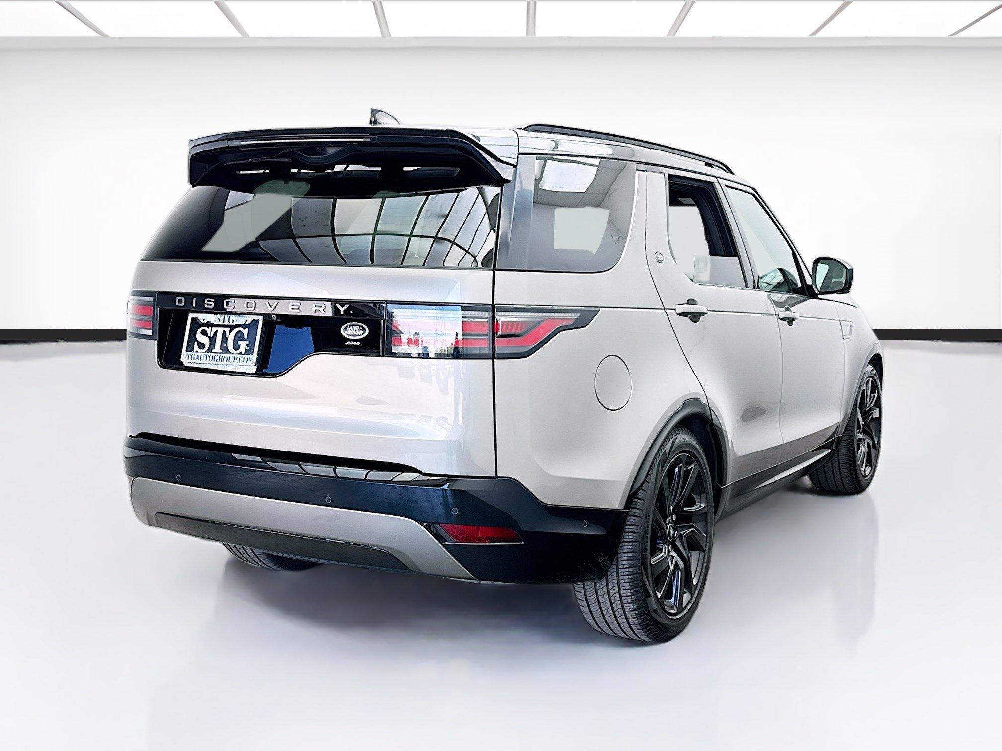 Used 2023 Land Rover Discovery HSE R-Dynamic AWD/4WD image 4