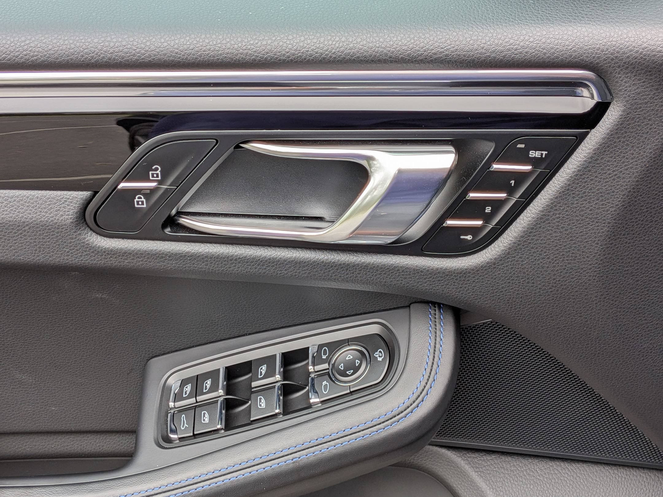 Certified 2025 Porsche Macan Turbo AWD/4WD image 23